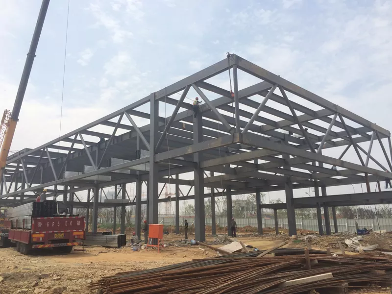Construction du cadre en acier